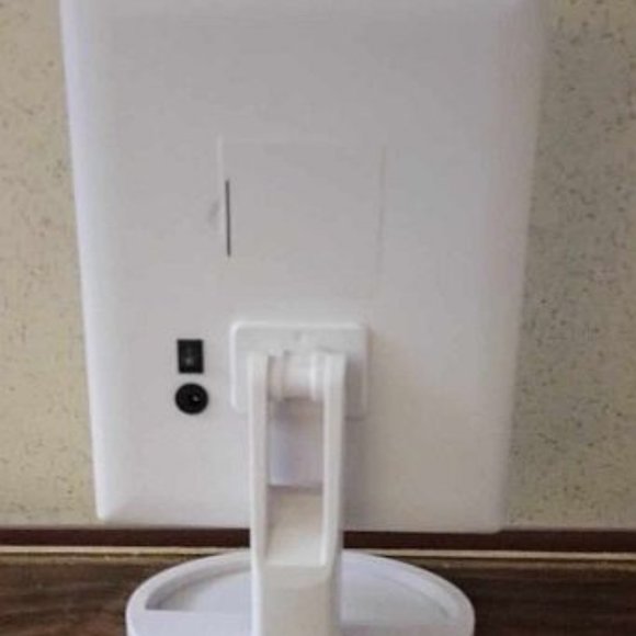 White Tri-Fold 2X 3X Magnification Vanity Mirror with 22 LED Lights - Picture 3 of 5